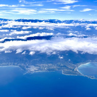 從台灣東部上空俯瞰海拔0到3952公尺的「岸到頂」山海景觀（作者提供）