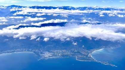 從台灣東部上空俯瞰海拔0到3952公尺的「岸到頂」山海景觀（作者提供）