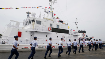 菲律賓海巡署人員登上日本援助建造的MRRV巡邏艦（美聯社／達志影像提供）