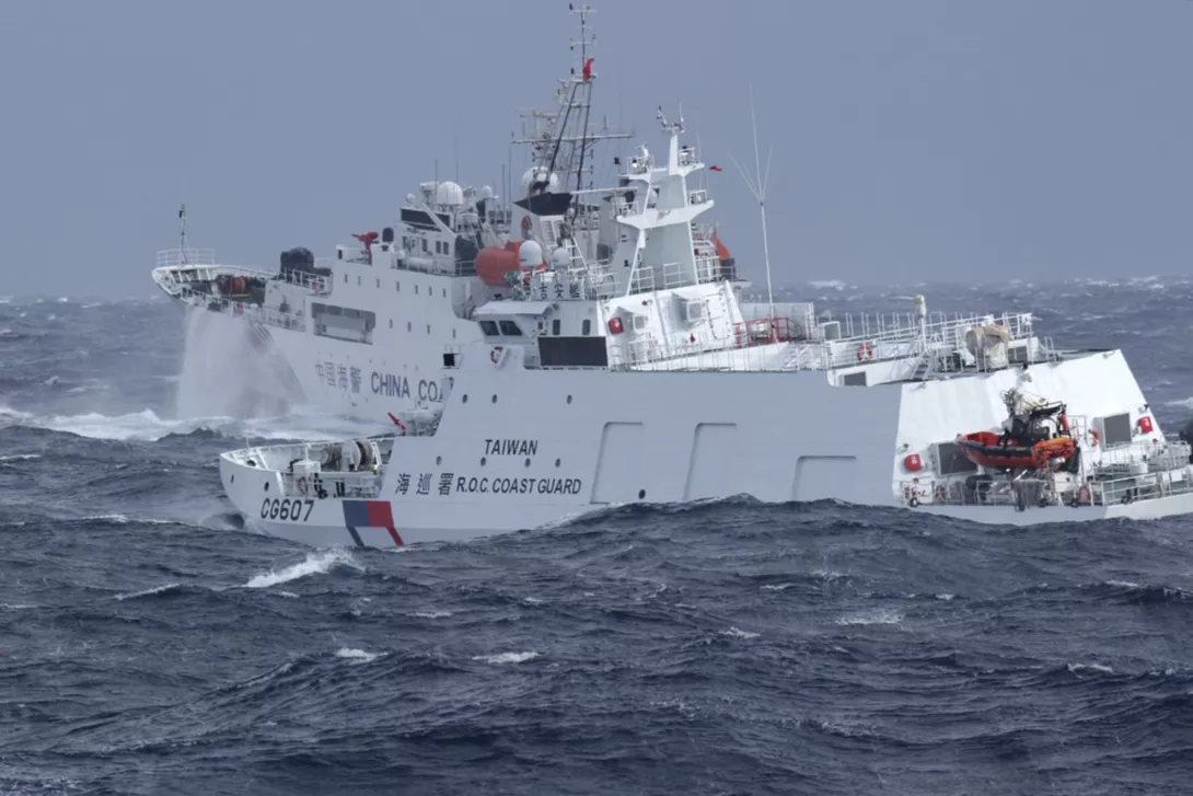 2024年台灣海巡署吉安號驅離花蓮近海的中國海警船（美聯社/達志影像提供）