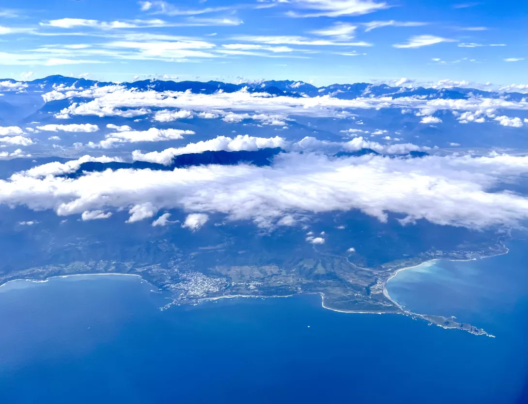 從台灣東部上空俯瞰海拔0到3952公尺的「岸到頂」山海景觀（作者提供）