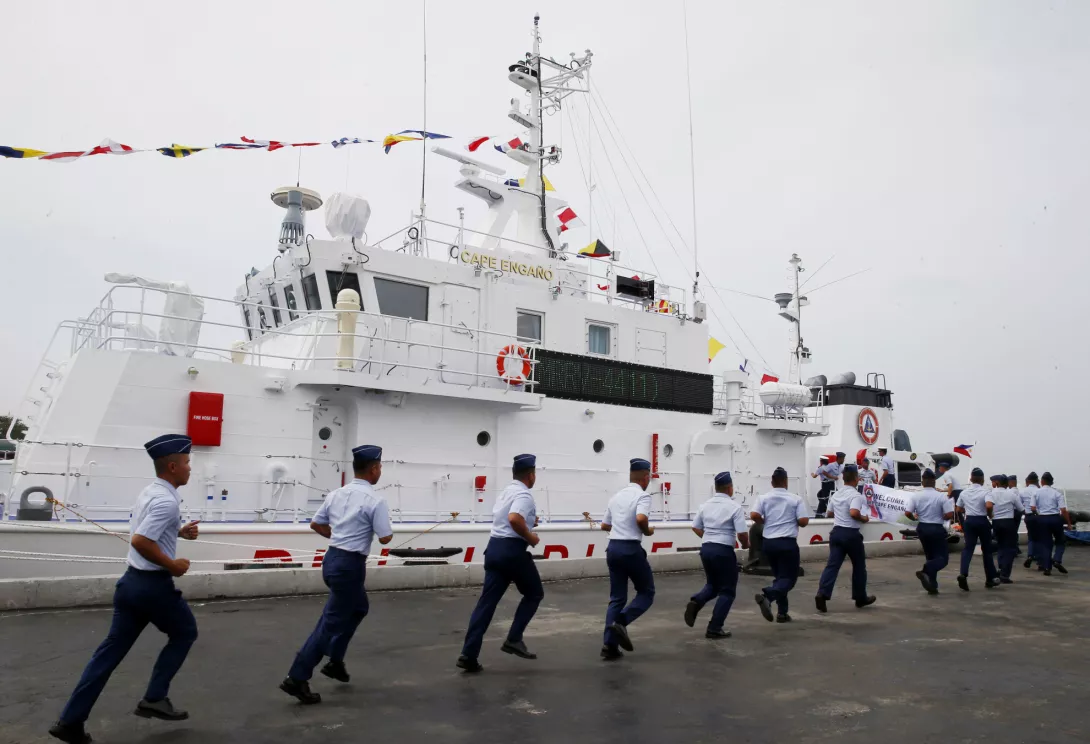 菲律賓海巡署人員登上日本援助建造的MRRV巡邏艦（美聯社／達志影像提供）